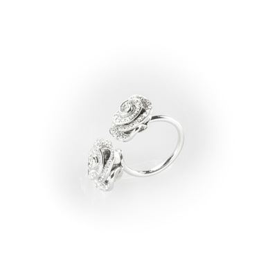 Anello Gismondi Realizzato in Oro Bianco con Due Pavè di Diamanti Bianchi a Forma di Rose