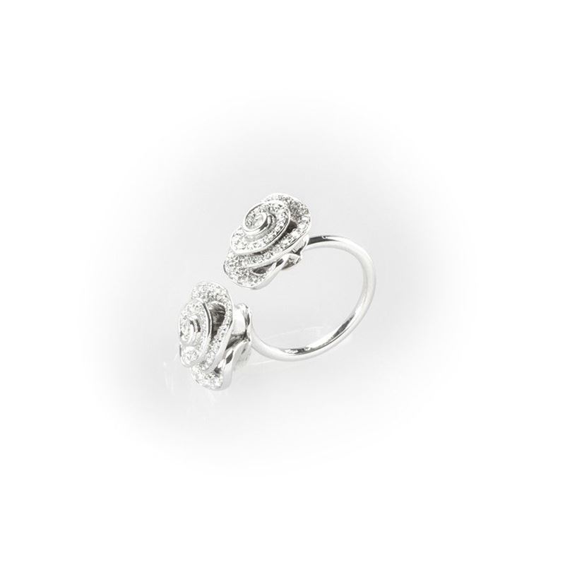 Anello Gismondi Realizzato in Oro Bianco con Due Pavè di Diamanti Bianchi a Forma di Rose