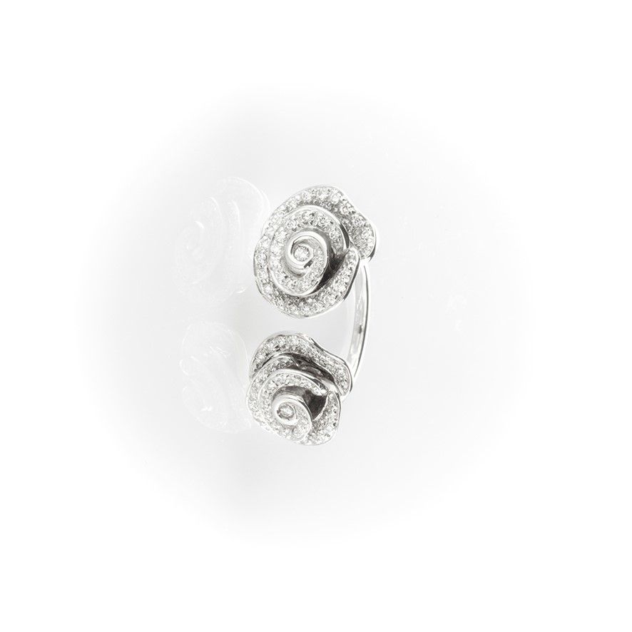 Anello Gismondi Realizzato in Oro Bianco con Due Pavè di Diamanti Bianchi a Forma di Rose