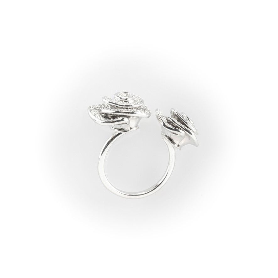 Anello Gismondi Realizzato in Oro Bianco con Due Pavè di Diamanti Bianchi a Forma di Rose