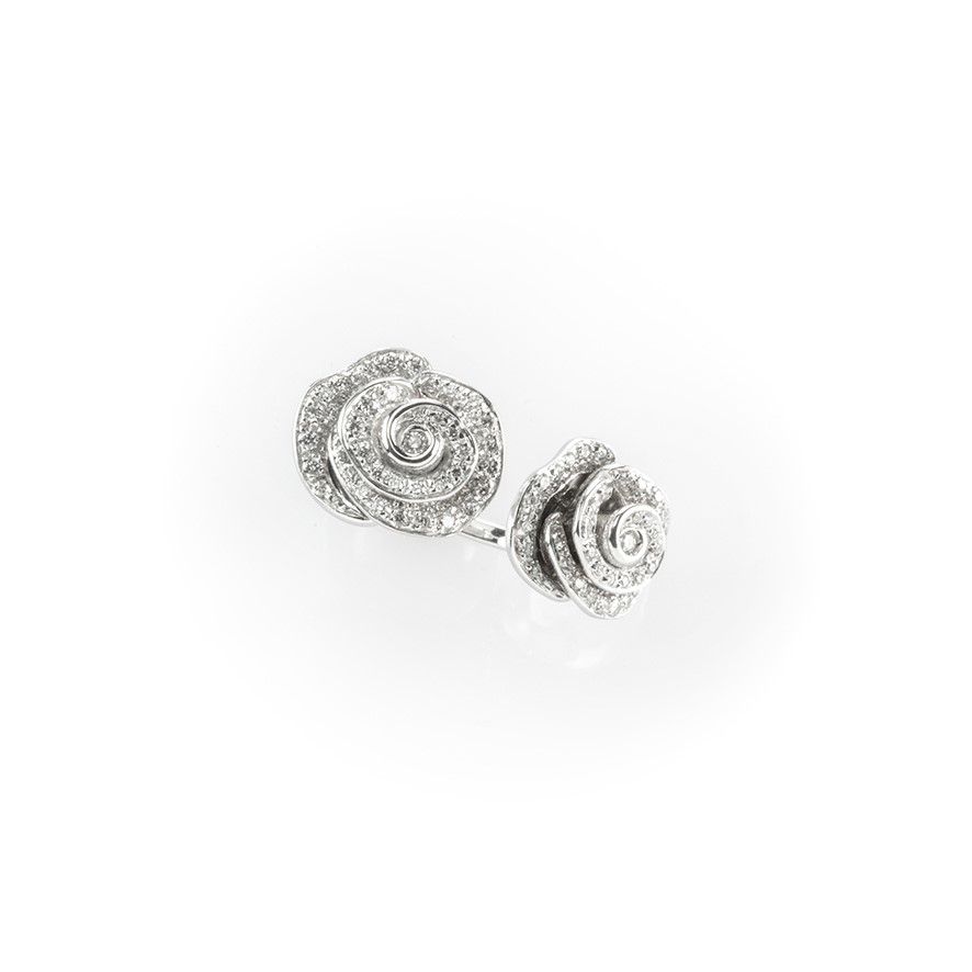 Anello Gismondi Realizzato in Oro Bianco con Due Pavè di Diamanti Bianchi a Forma di Rose