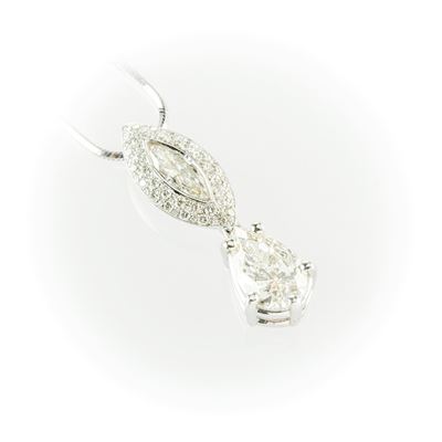 Girocollo in Oro Bianco Recarlo con Pendente in Diamanti Taglio a Goccia e Taglio a Marquise. Cat...