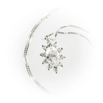 Girocollo in Oro Bianco con Ciondolo Taglio Marquise Centrale Contornato da Diamanti Bianchi Tagl...