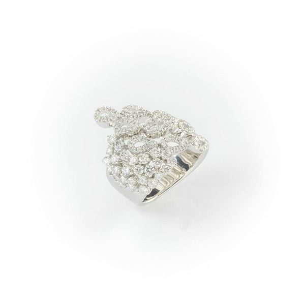 Anello Recarlo in oro bianco realizzato in una fantasia di gocce e pavè di diamanti bianchi taglio brillante