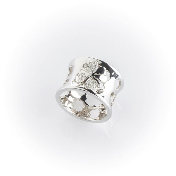 Anello a fascia in oro bianco Salvini con particolare decorazione a quadrifoglio impreziosita da diamanti taglio brillante