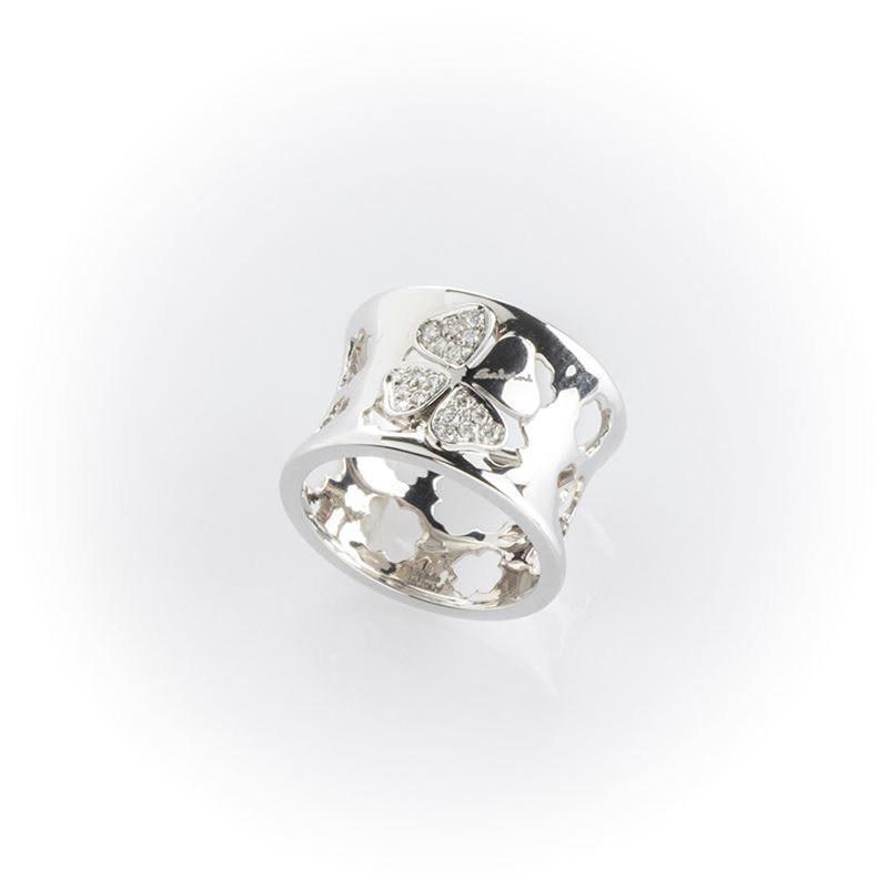 Anello a Fascia in Oro Bianco Salvini con Particolare Decorazione a Quadrifoglio Impreziosita da ...