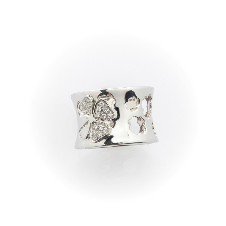 Anello a Fascia in Oro Bianco Salvini con Particolare Decorazione a Quadrifoglio Impreziosita da ...