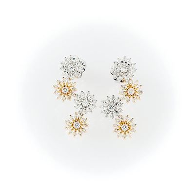 Orecchini in Oro Bianco e Rosa con Quattro Elementi Floreali con Pavè di Diamanti Bianchi Taglio ...