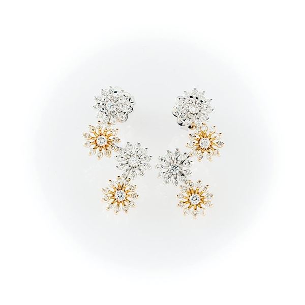 Orecchini  in oro bianco e rosa con quattro elementi floreali con pavè di diamanti bianchi taglio brillante e diamante centrale
