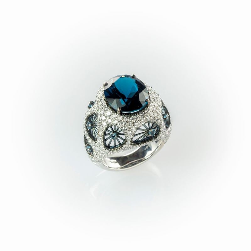 Anello a Fascia Salvini in Oro Bianco con Particolare Manifattura Costituita da un Topazio London...