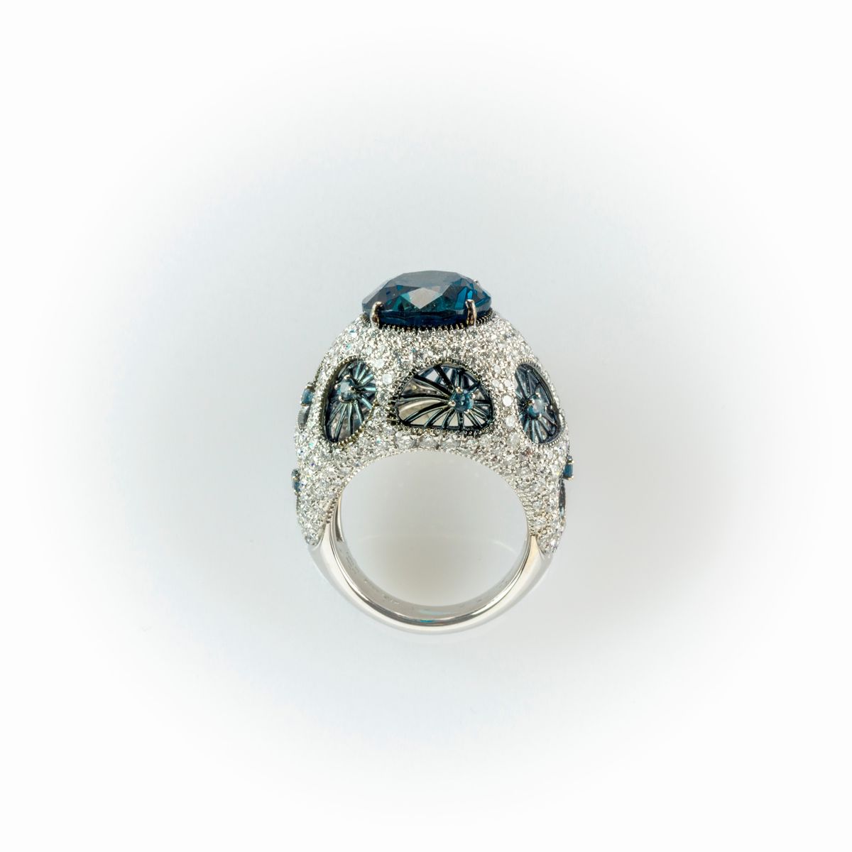Anello a Fascia Salvini in Oro Bianco con Particolare Manifattura Costituita da un Topazio London...