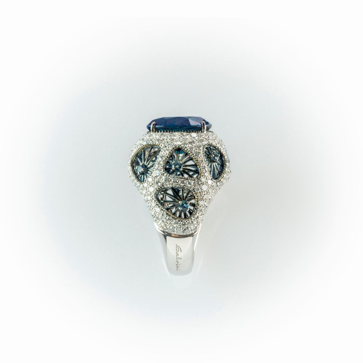 Anello a Fascia Salvini in Oro Bianco con Particolare Manifattura Costituita da un Topazio London...