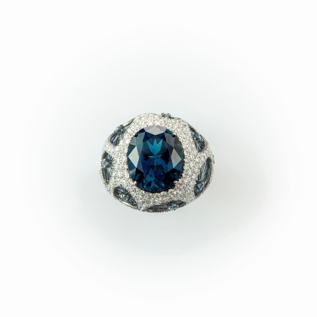 Anello a Fascia Salvini in Oro Bianco con Particolare Manifattura Costituita da un Topazio London...