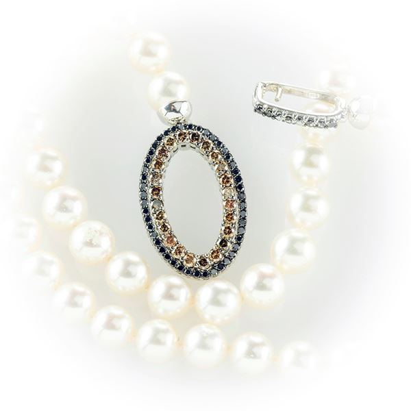 Collana  di perle coltivate giapponesi e fermezza in oro bianco con diamanti brown e neri