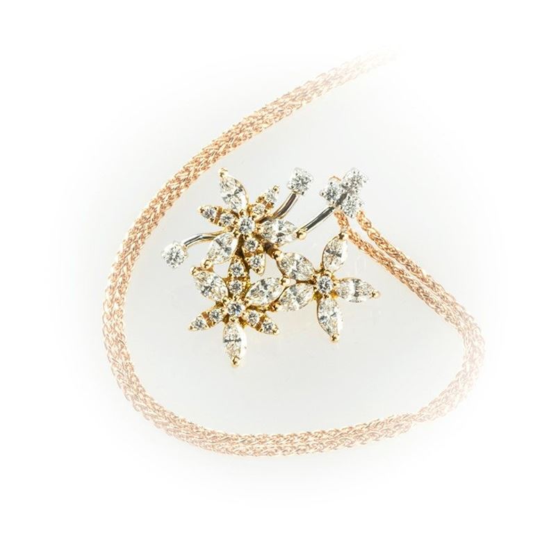 Girocollo Motivo Floreale Recarlo in Oro Rosa con Pendente in Oro Rosa e Bianco con Diamanti Bian...