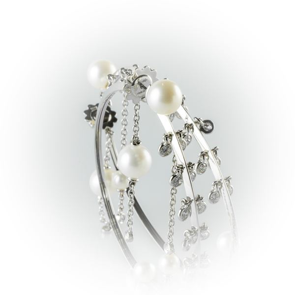 White gold earrings with brilliant cut diamonds and Japanese cultured pearls