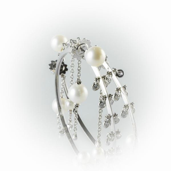 White gold earrings with brilliant cut diamonds and Japanese cultured pearls