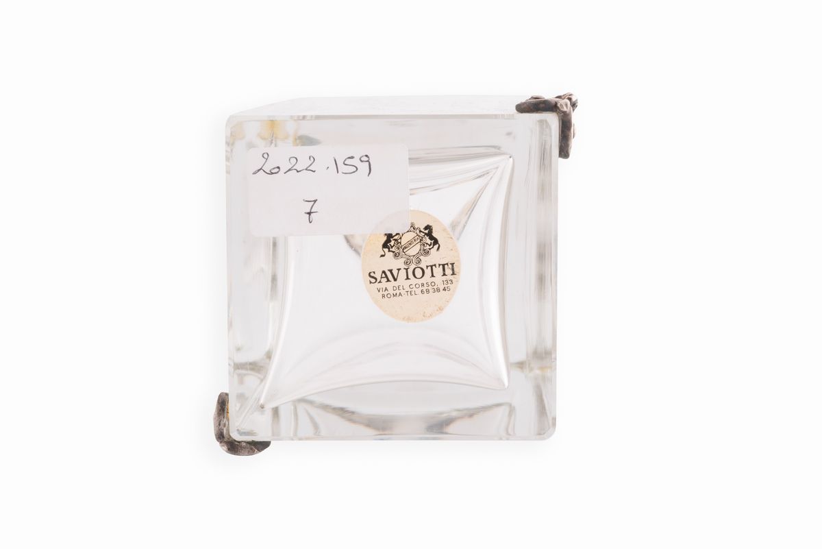 Lotto di Due Bottiglie da Whisky in Cristallo. Unancon Tappo e Inserti in Sheffield