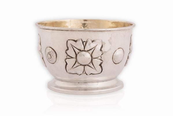 Coppa in argento cesellato a motivi floreali