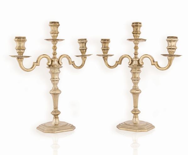 Coppia di candelieri a 3 fiamme in argento 800/000