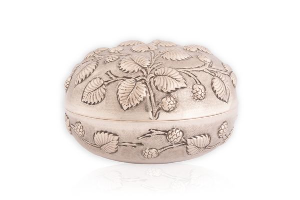 Scatola in argento Buccellati porta bon bon con coperchio cesellato con foglie di fragola