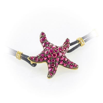 Bracciale in Cordino Nero con Stella Marina Impreziosita da Pavè di Rubini. Quattro Inserti in Or...