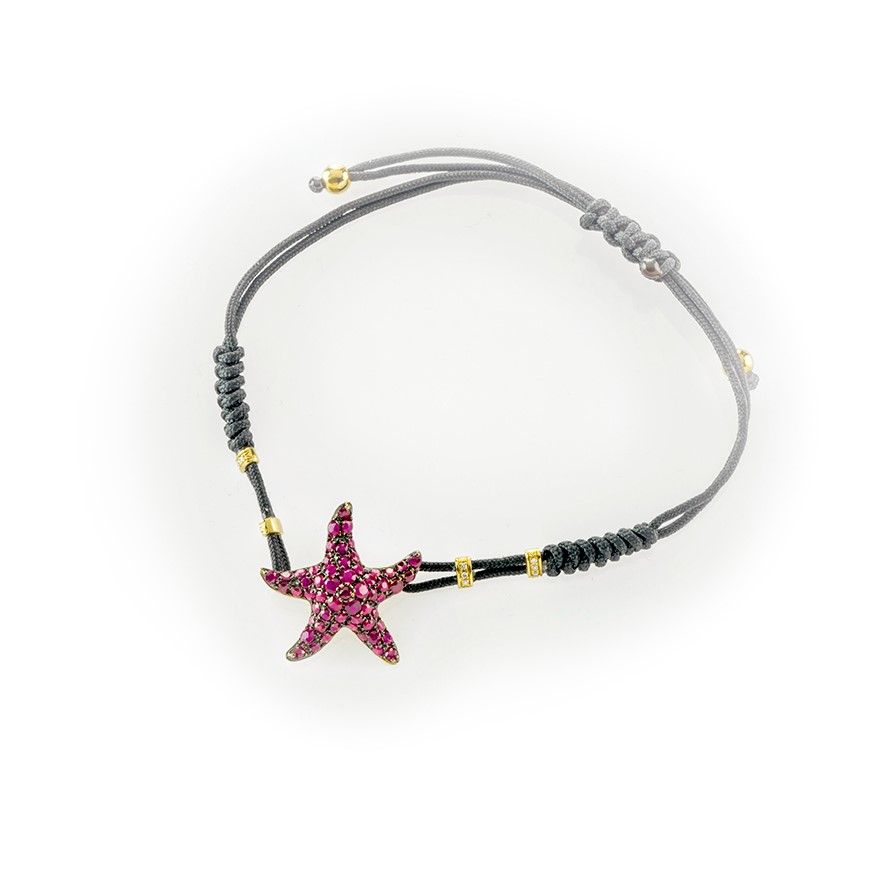 Bracciale in Cordino Nero con Stella Marina Impreziosita da Pavè di Rubini. Quattro Inserti in Or...