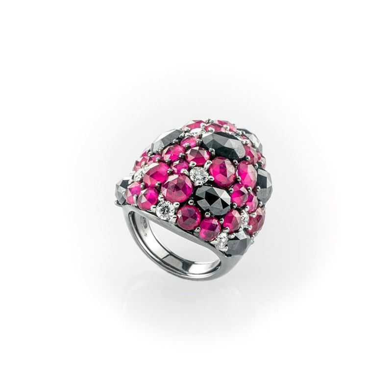 Anello a Fascia Multimisura Gismondi in Oro Bianco Brunito con Rubini, Diamanti Neri e Diamanti B...