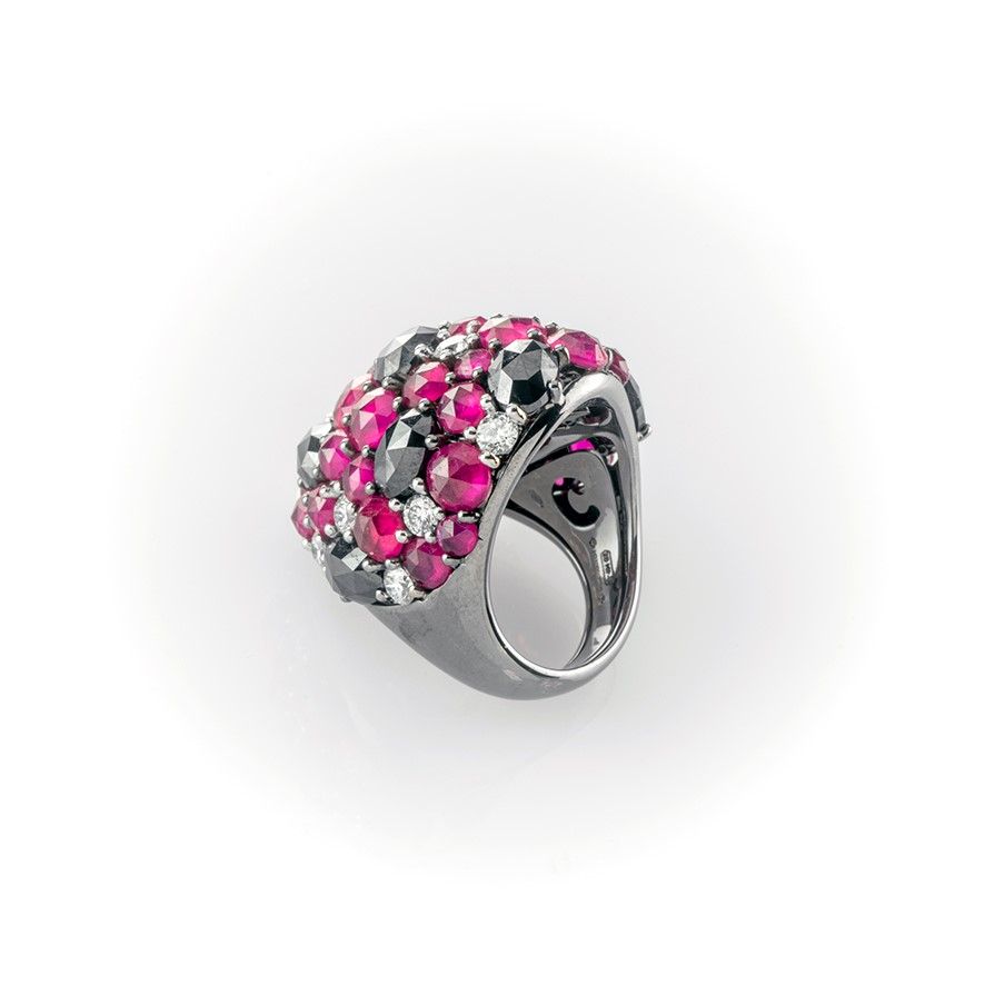 Anello a Fascia Multimisura Gismondi in Oro Bianco Brunito con Rubini, Diamanti Neri e Diamanti B...