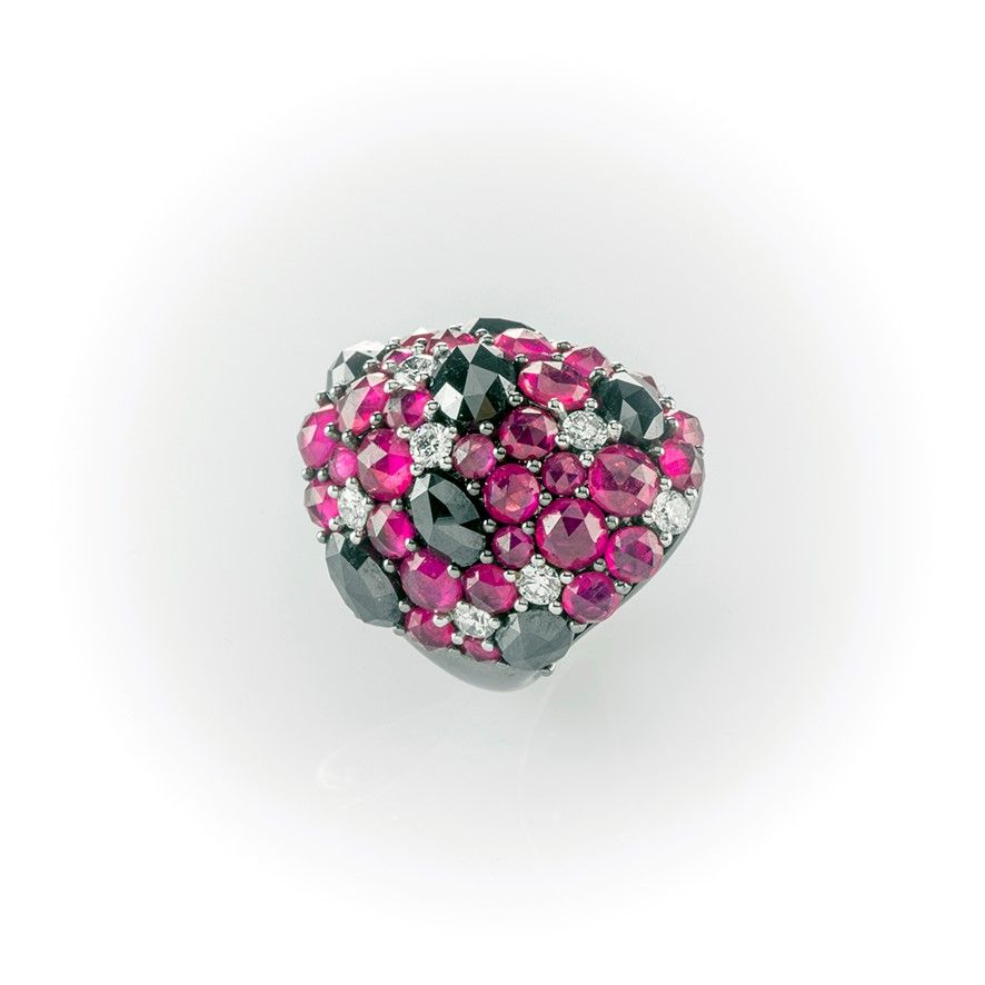 Anello a Fascia Multimisura Gismondi in Oro Bianco Brunito con Rubini, Diamanti Neri e Diamanti B...