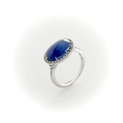 Anello Crivelli in Oro Bianco con Cabochon Ovale di Zaffiro Blu e Diamanti Bianchi Taglio Brillan...