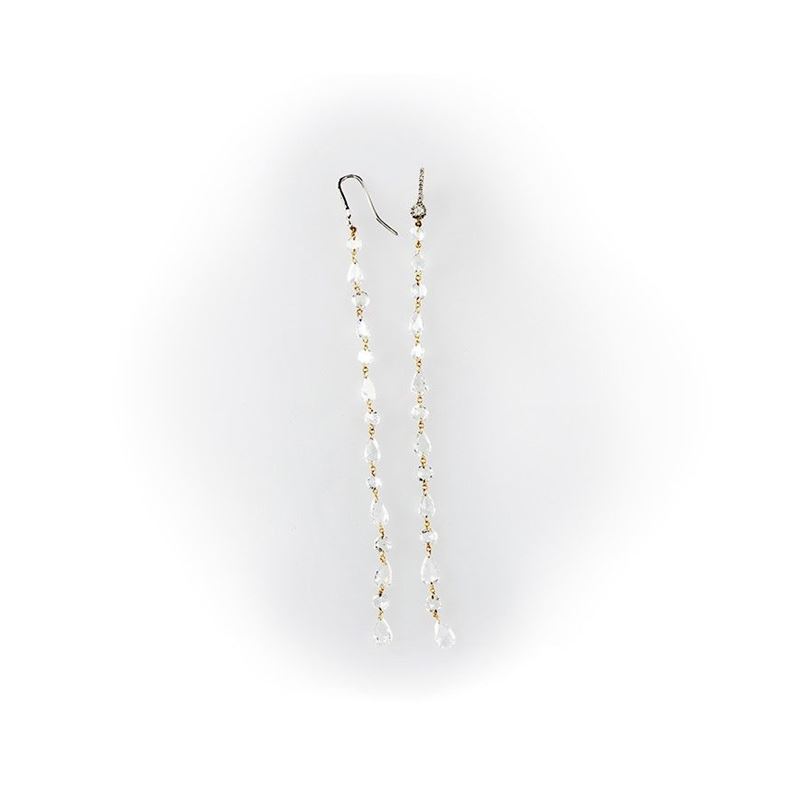 Orecchini in Oro Bianco Gismondi Pendenti con Chiusura a Gancio Impreziosita da Pavè di Diamanti ...