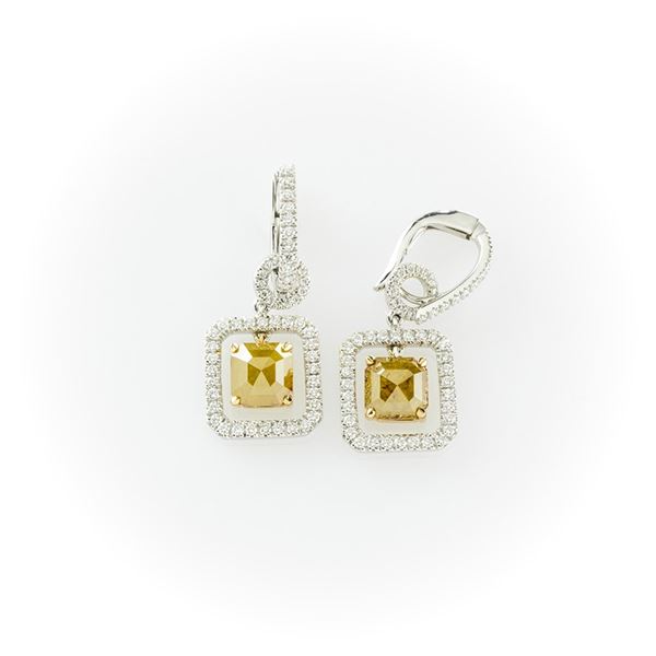 Orecchini in oro bianco con diamanti ice taglio princess e diamanti bianchi taglio brillante