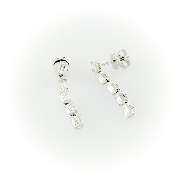 Pendant Earrings in white gold with baguette-cut white diamonds in light gradation