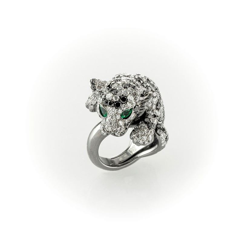 Anello Gismondi Leopardo in Oro Bianco Brunito con Diamanti Bianchi, Diamanti Neri e Smeraldi