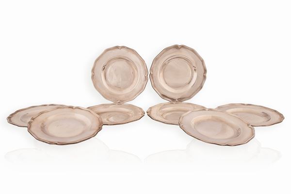 Lotto di 8 piatti da dessert in argento dal profilo sagomato con bordo cesellato