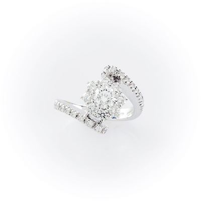Anello Fantasia con Diamante Centrale Contornato da Diamanti Taglio Brillante. Gambo Contrariè co...