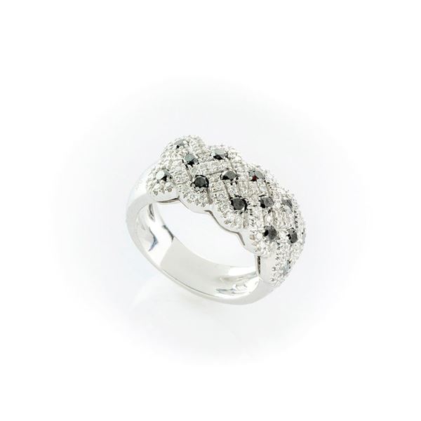 Anello fantasia Recarlo in oro bianco con diamanti neri inseriti in una fascia intrecciata di pavè di diamanti bianchi