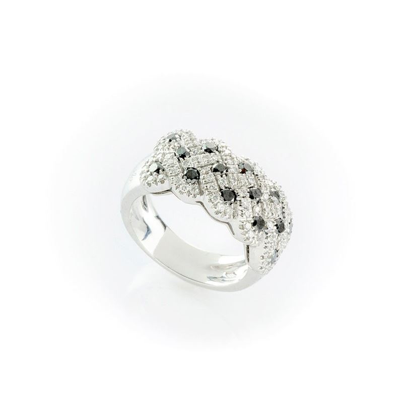 Anello Fantasia Recarlo in Oro Bianco con Diamanti Neri Inseriti in una Fascia Intrecciata di Pav...