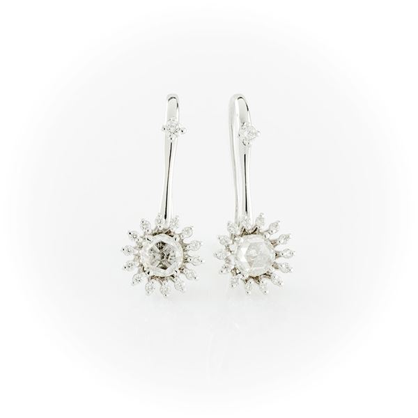 Earrings in white gold with floral theme