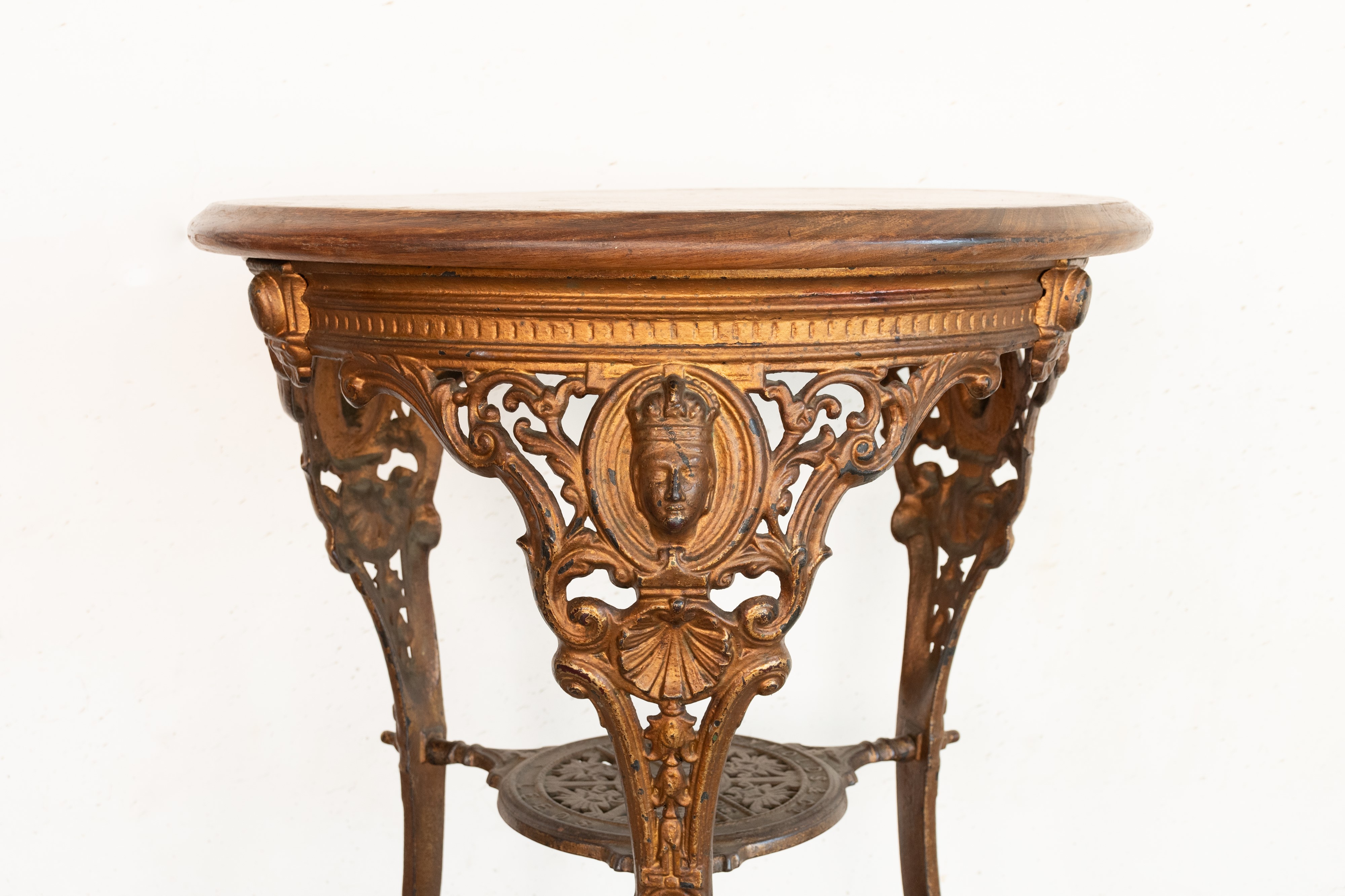 Tavolino in ghisa dorata con piano in legno. Inghilterra, fine del XIX secolo