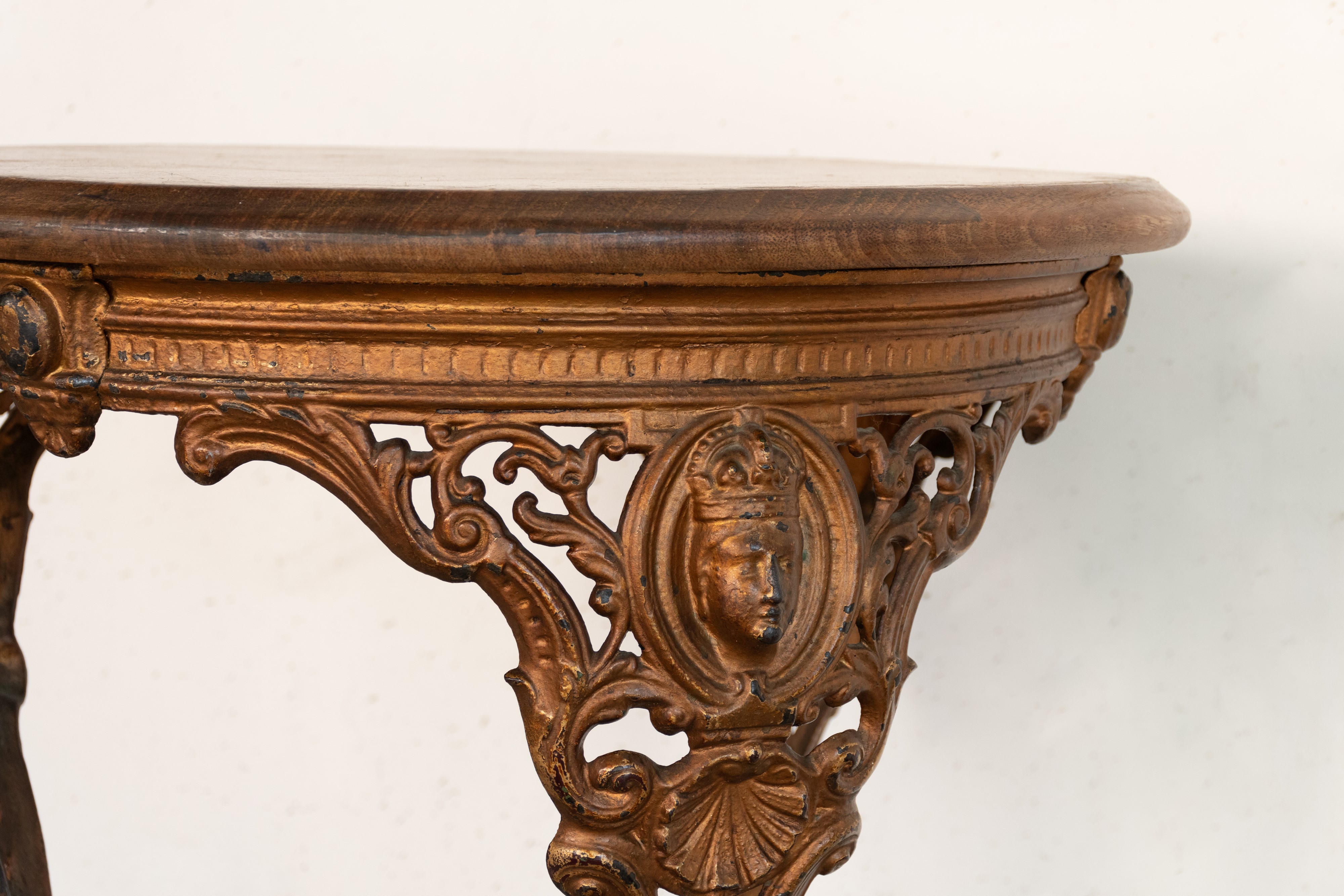 Tavolino in ghisa dorata con piano in legno. Inghilterra, fine del XIX secolo