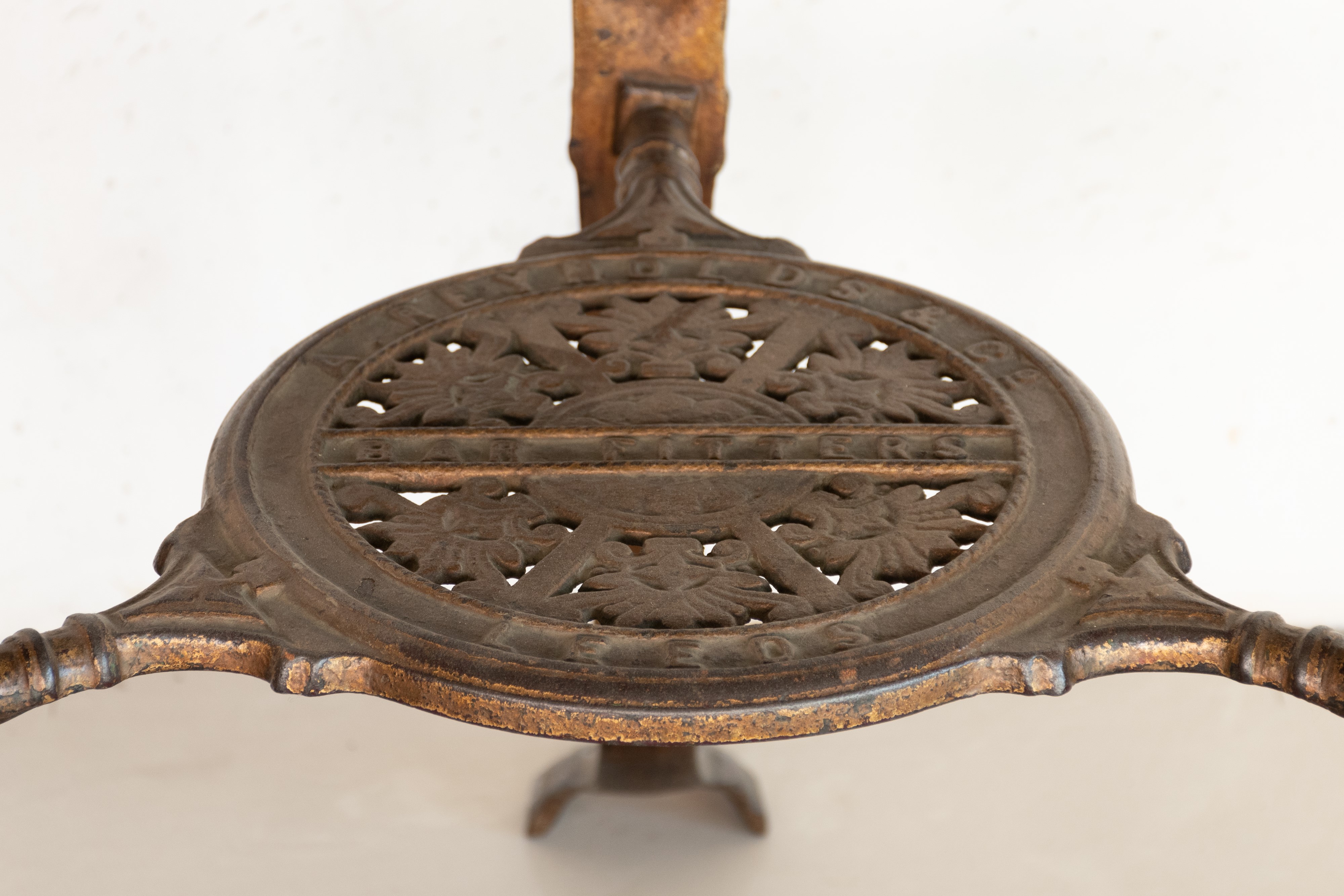 Tavolino in ghisa dorata con piano in legno. Inghilterra, fine del XIX secolo