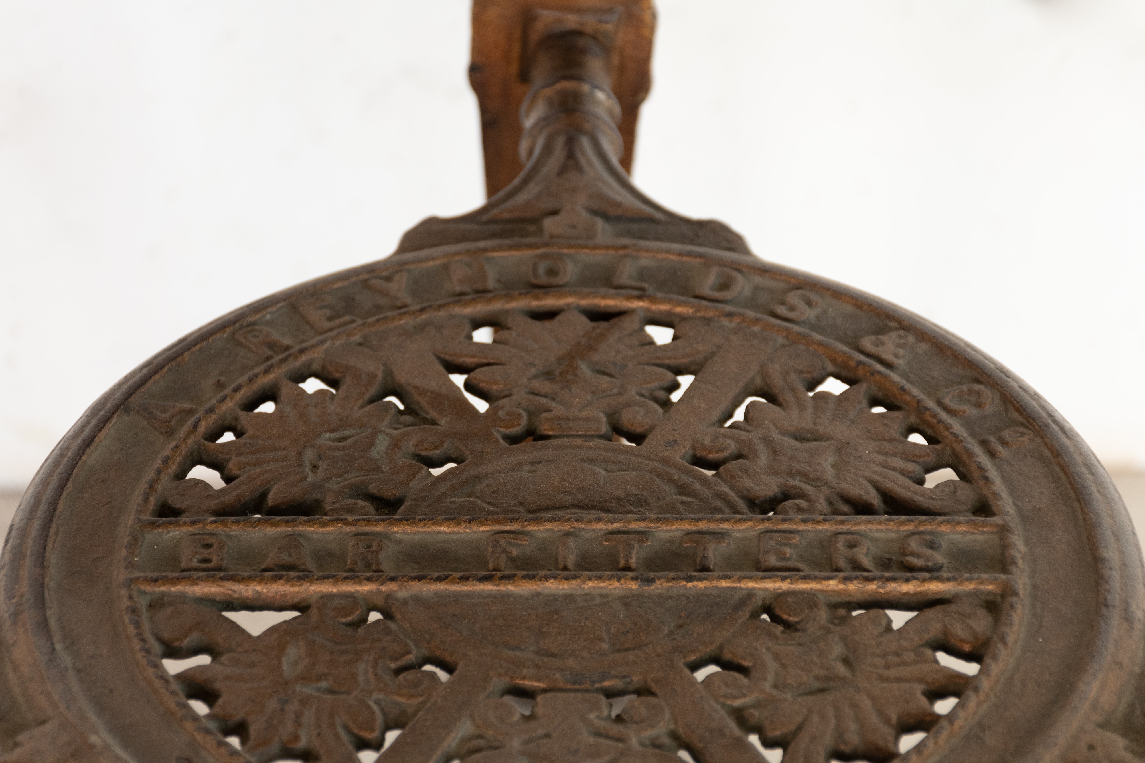 Tavolino in ghisa dorata con piano in legno. Inghilterra, fine del XIX secolo