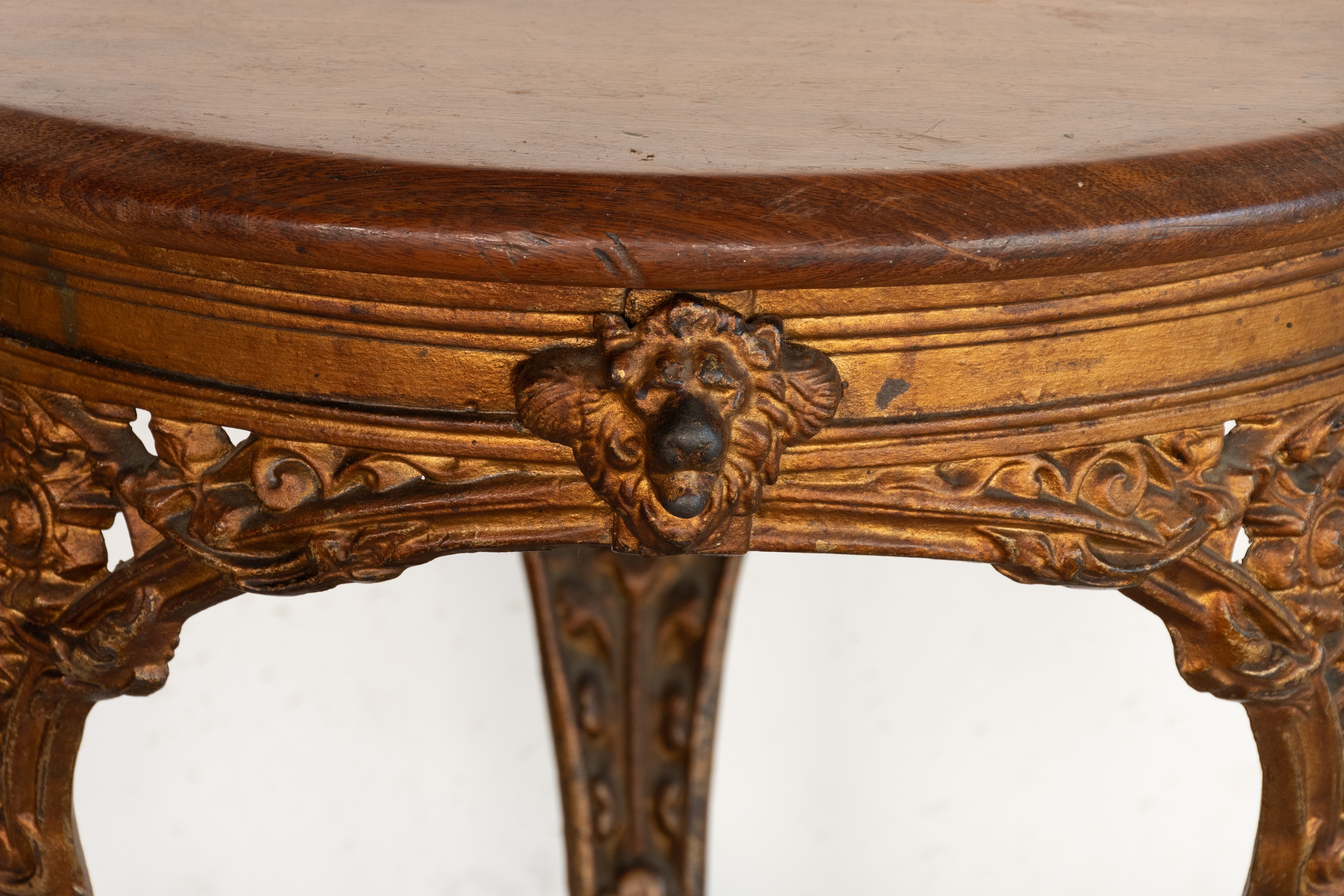 Tavolino in ghisa dorata con piano in legno. Inghilterra, fine del XIX secolo