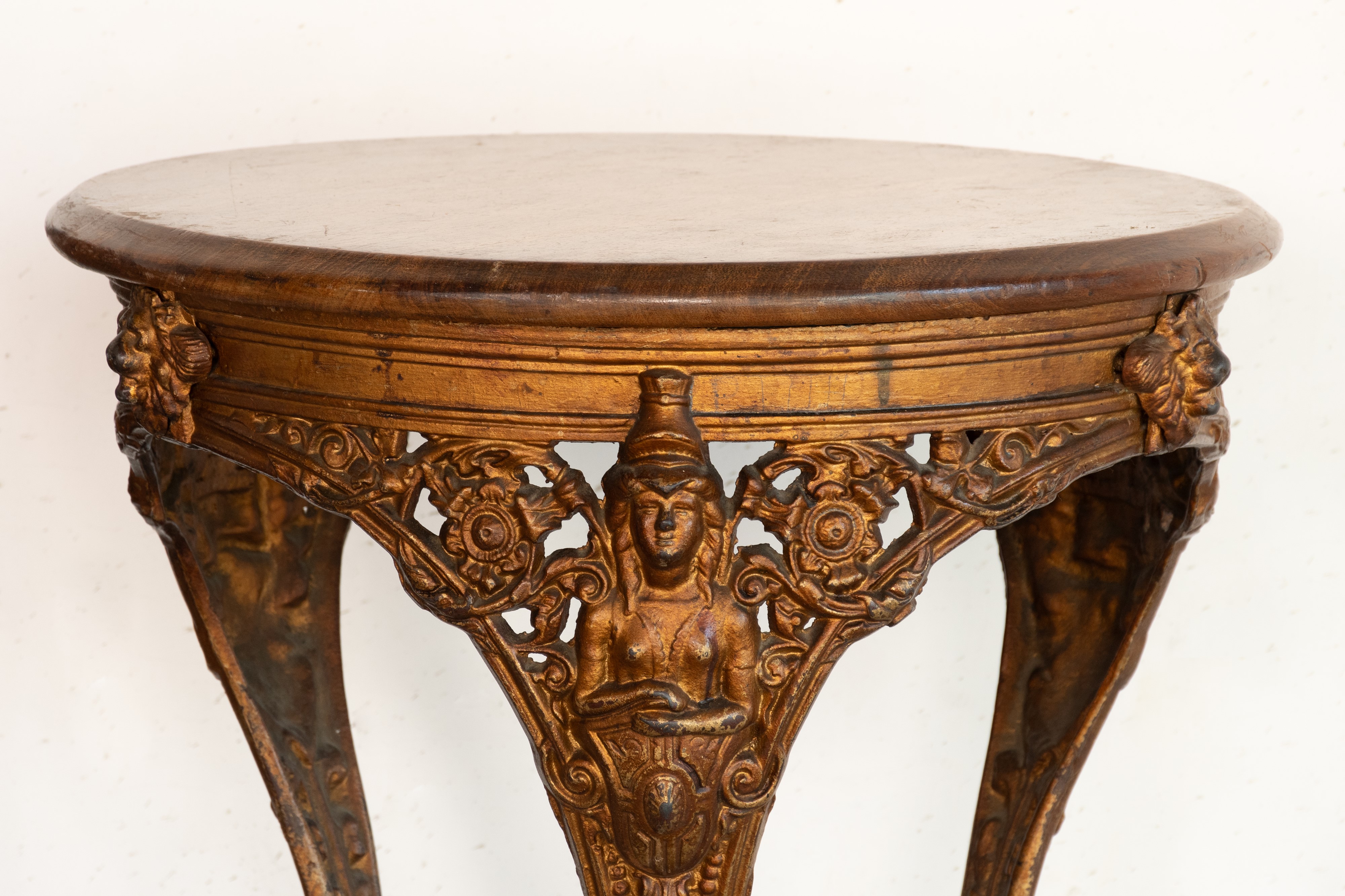 Tavolino in ghisa dorata con piano in legno. Inghilterra, fine del XIX secolo