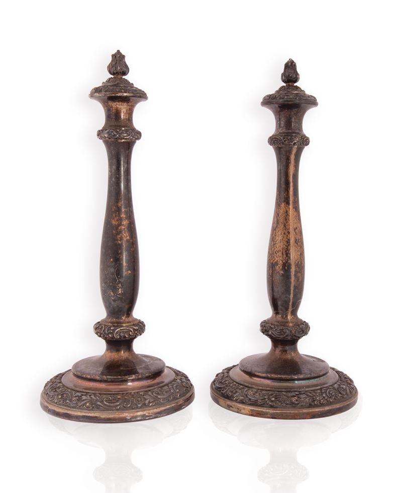 Coppia di candelieri in rame argentato con tappi