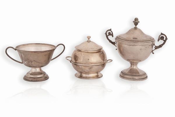 Lotto di tre zuccheriere in argento di stili e misure diverse  - Auction Asta 14: Gioielli e Preziosi - Gliubich Casa d'Aste