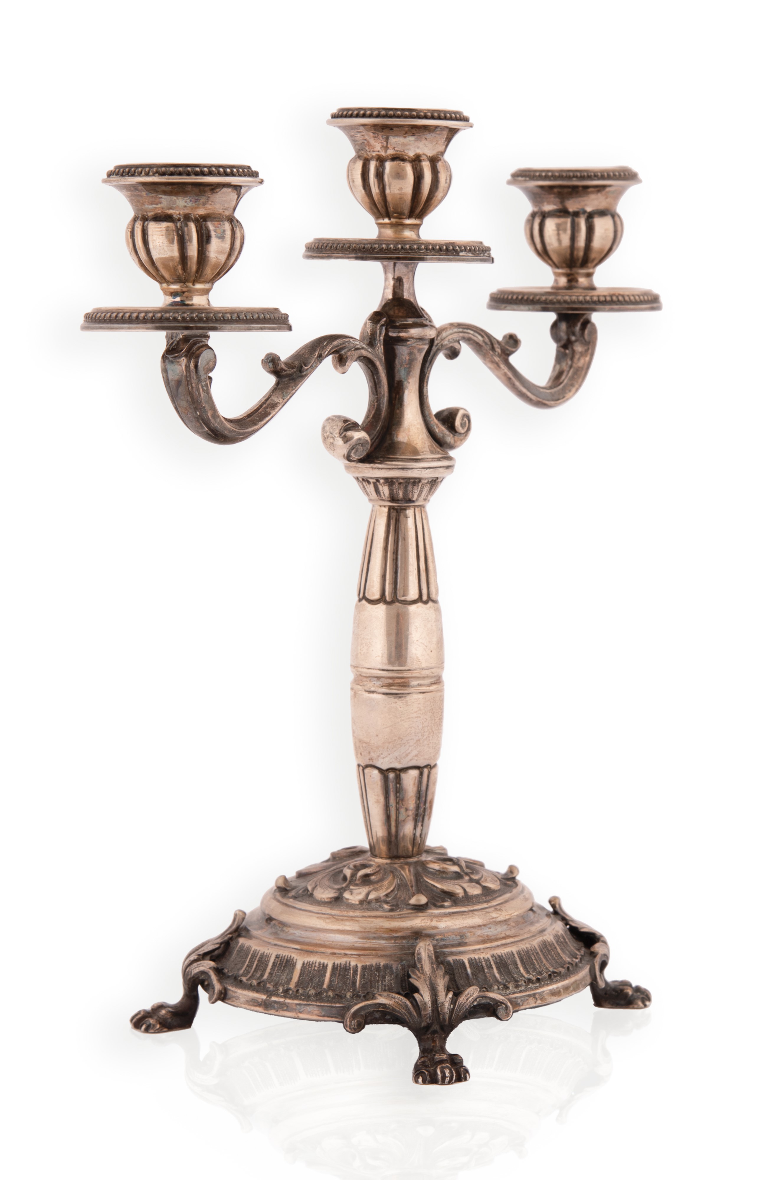 Candelabro in Argento a Tre Luci Cesellato con Volute Vegetali