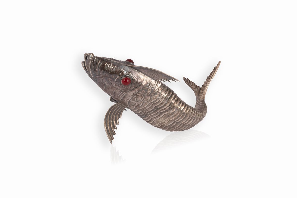 Soprammobile in Argento a Forma di Pesce Realizzato con Inserti Mobili